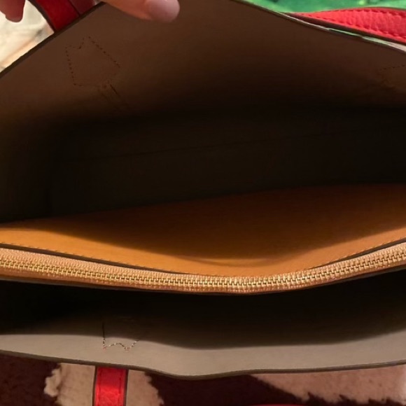 TORY BURCH PERRY TRIPLE COMPARTMENT
TOTE BAG - Picture 7 of 9